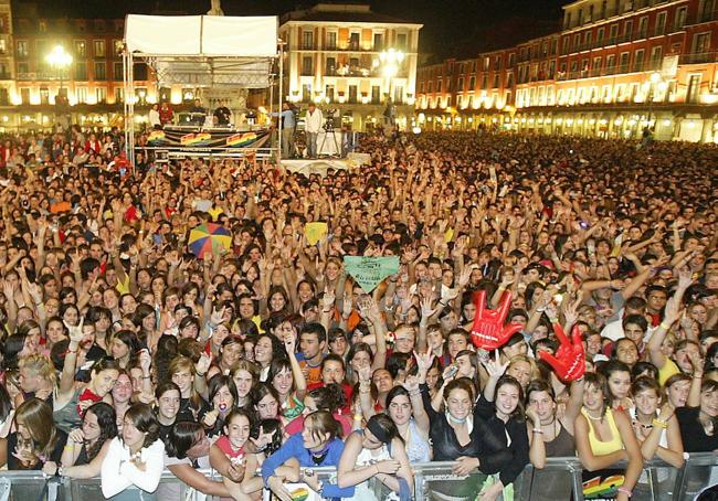 Público asistente al multitudinario concierto de El Canto del Loco.