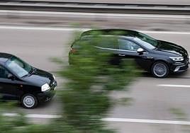Dos cochesen pleno adelantamiento.
