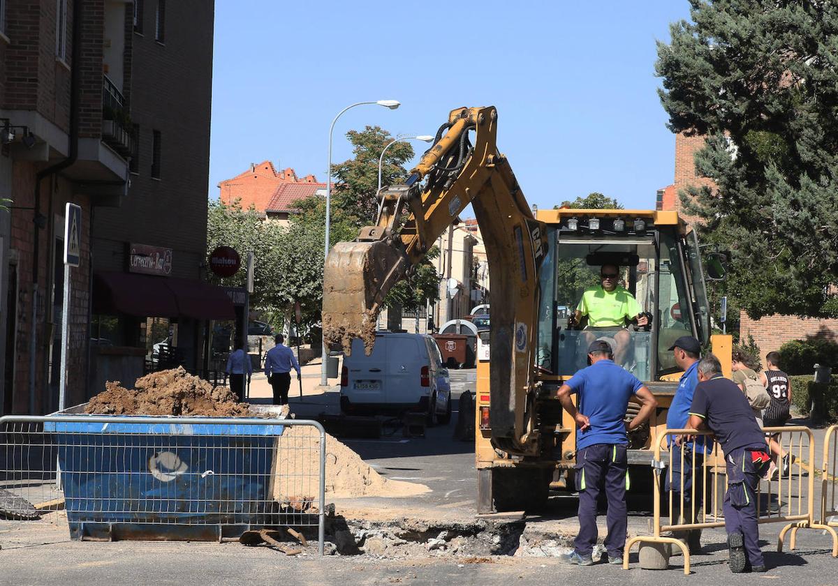 Operarios trabajan en la avería de este miércoles en La Albuera.