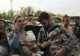 Civiles Ucranianos siendo evacuados.