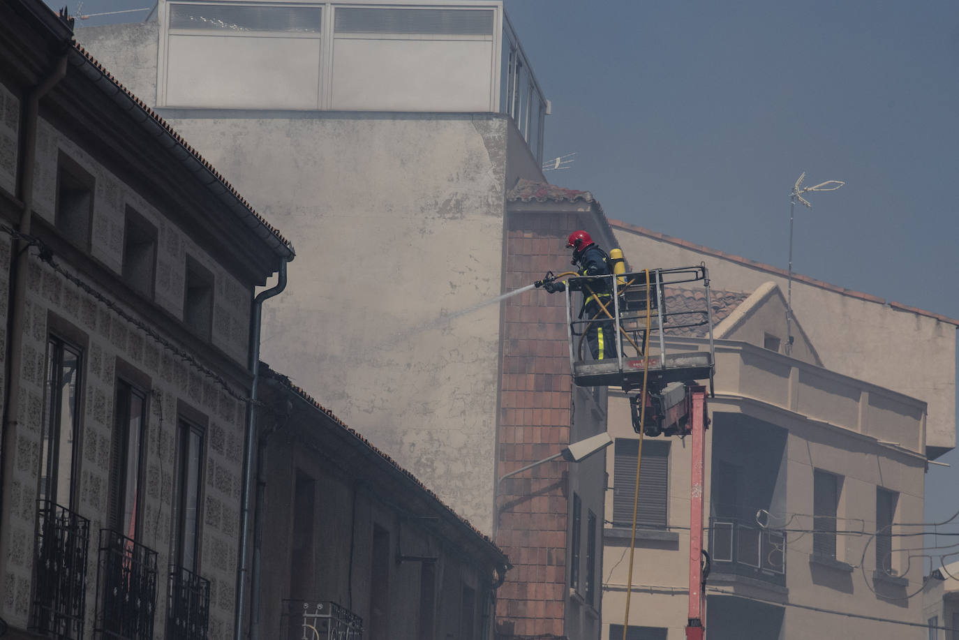 El incendio de una casa en Cantalejo, en imágenes