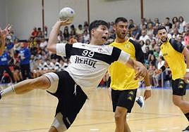 Pablo Herranz se dispone a lanzar a portería durante el partido amistoso del pasado viernes.