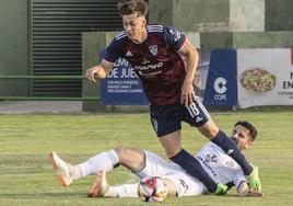 Plomer es derribado por un jugador del Zamora.