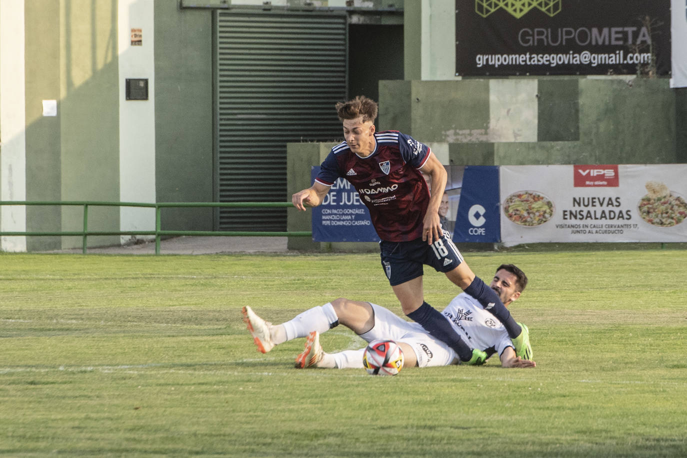 Plomer es derribado por un jugador del Zamora.