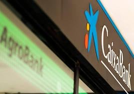 Logo de AgroBank en una oficina de CaixaBank.