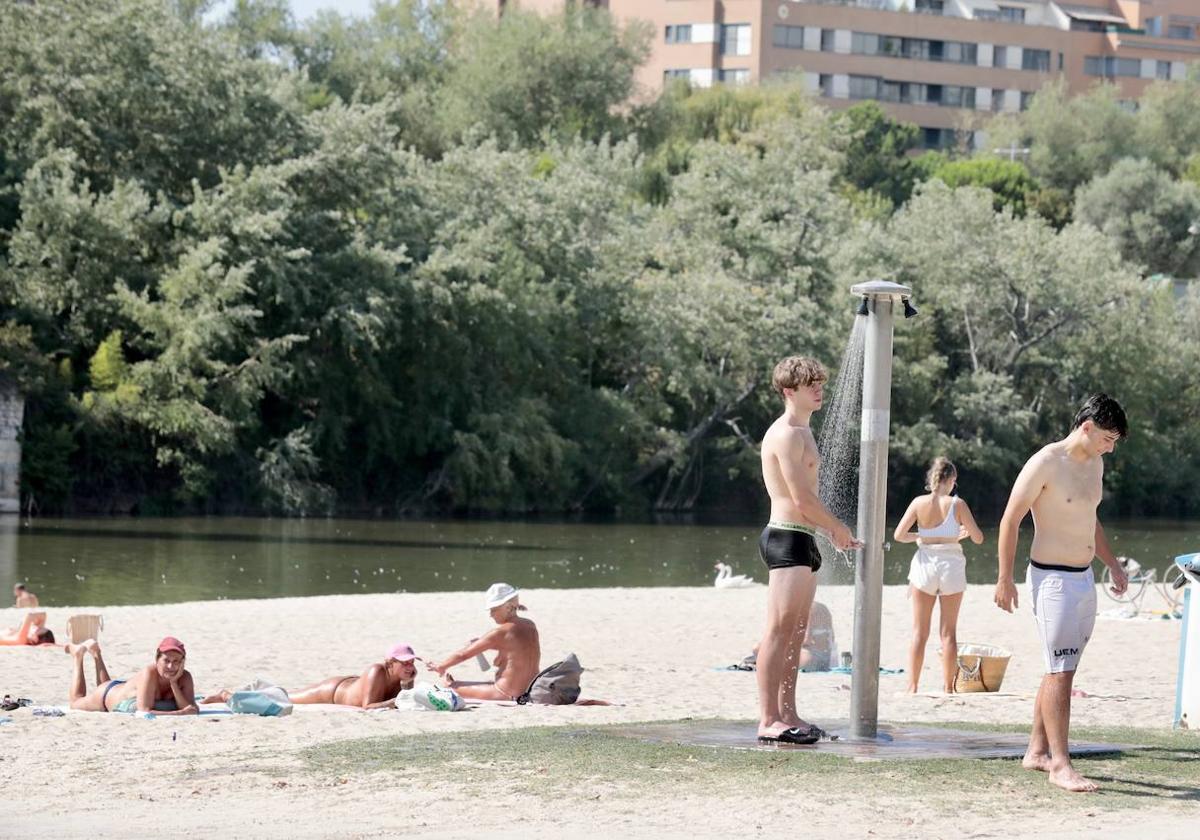 Varias personas toman el sol y se refrescan en la playa de Las Moreras durante esta pasada ola de calor.