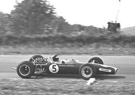 El Lotus 49 camino de su primer triunfo, un monoplaza diseñado en torno al motor Ford-Cosworth DFV y a Jim Clark.