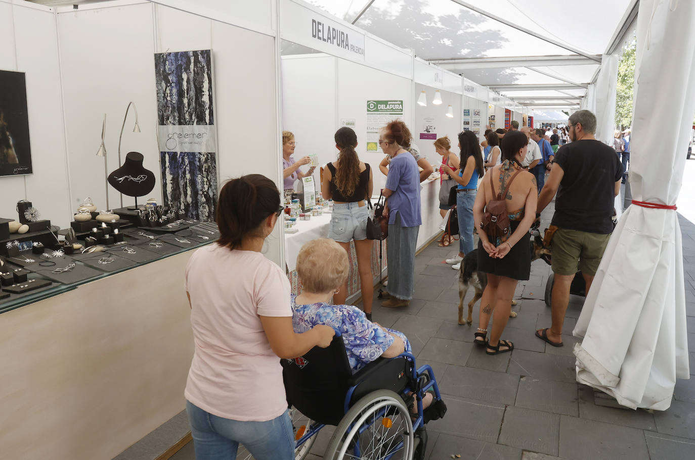 Libros y artesanía en el Parque del Salón