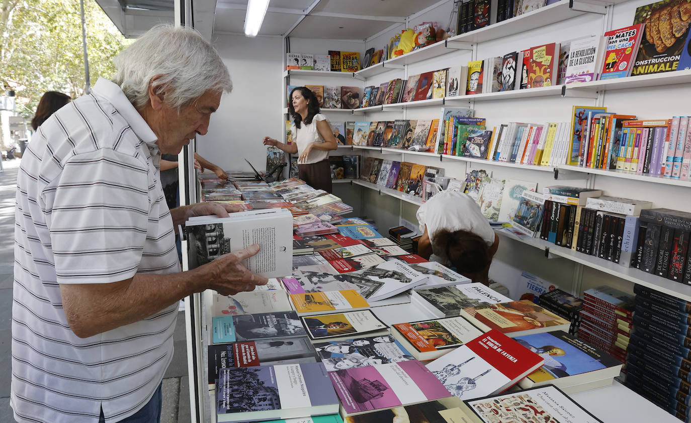 Libros y artesanía en el Parque del Salón