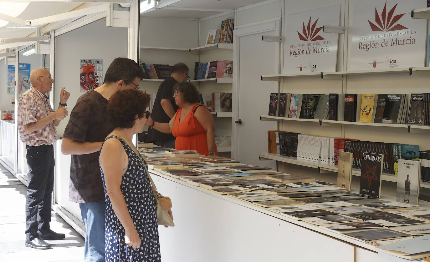 Libros y artesanía en el Parque del Salón