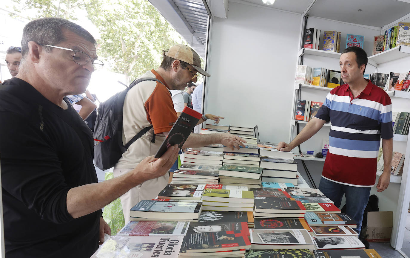 Libros y artesanía en el Parque del Salón