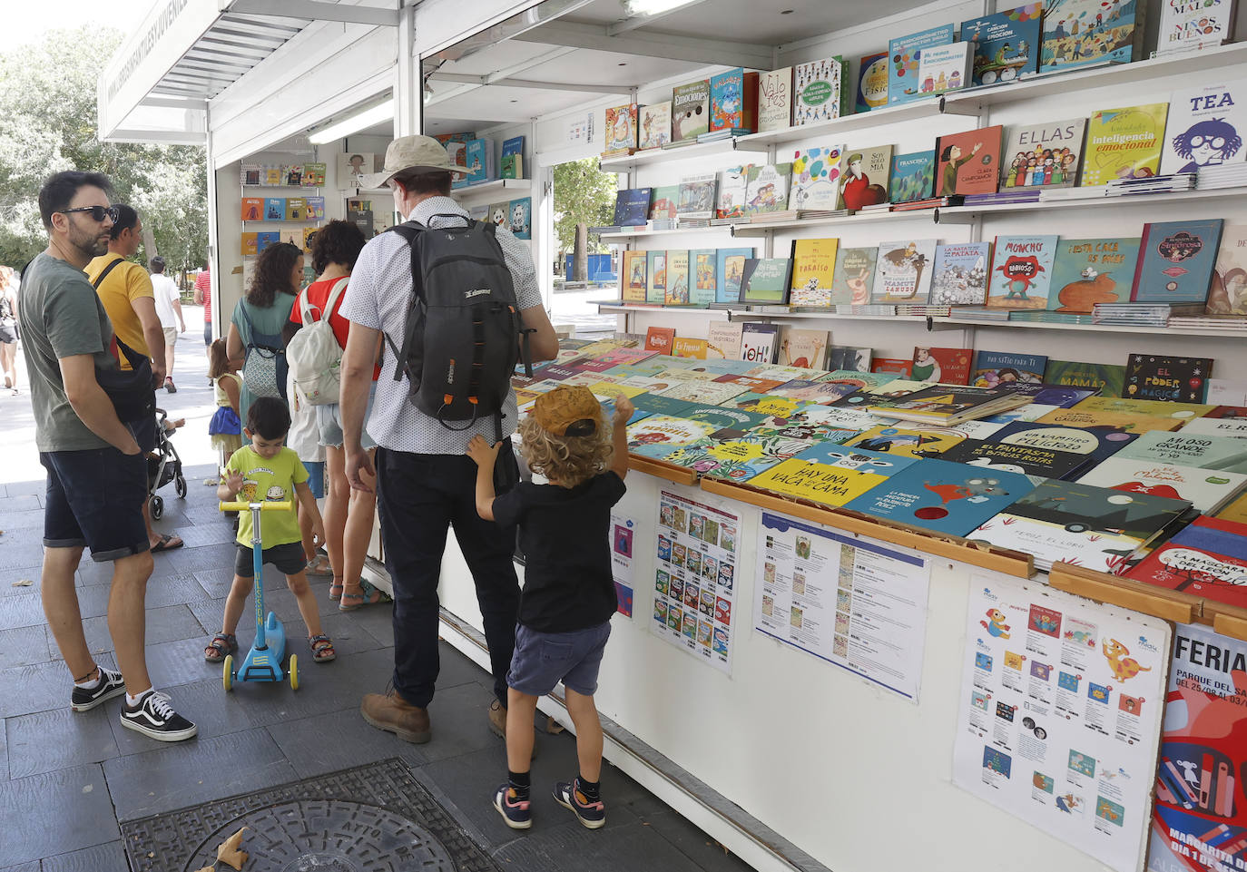 Libros y artesanía en el Parque del Salón