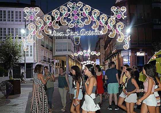 Varias personas, bajo el arco de entrada a la Calle Mayor desde Pío XII.