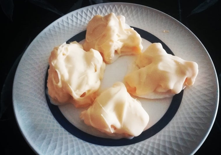 Rocas de yogur de mango con chocolate blanco