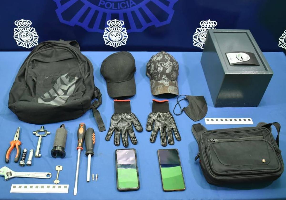 Material recuperado a los detenidos por el robo en Panaderos.