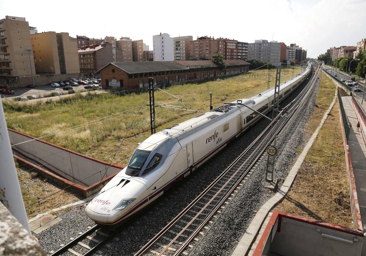 Un tren Alvia, a su paso por Palencia, en el entorno de la Estación Pequeña.