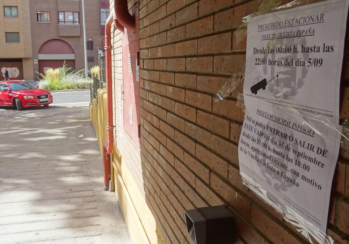 Cartel anunciando el cierre de un vado en la calle Hernando de Acuña de Parquesol para el 5 de septiembre.