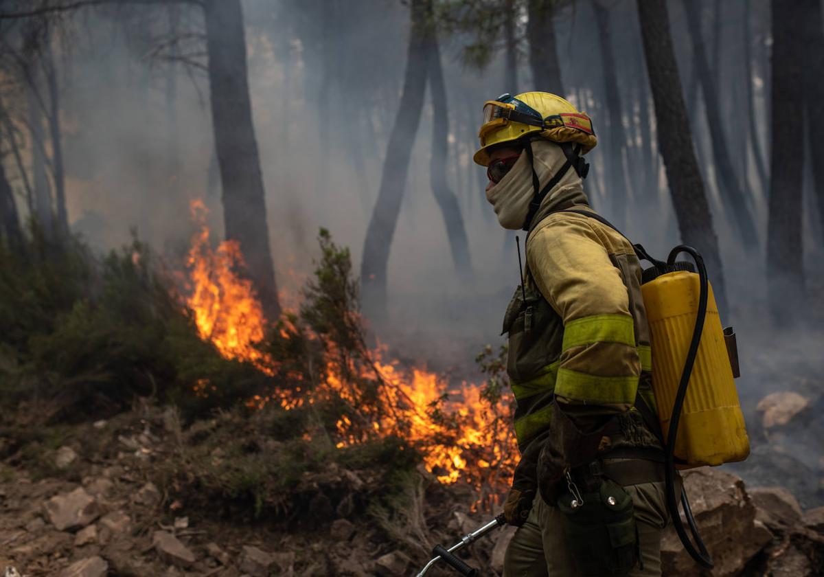 Un brigadista trabaja en la extinción de un incendio.