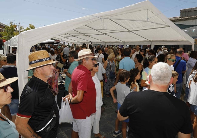 Ambiente en la carpa de degustación de quesos.