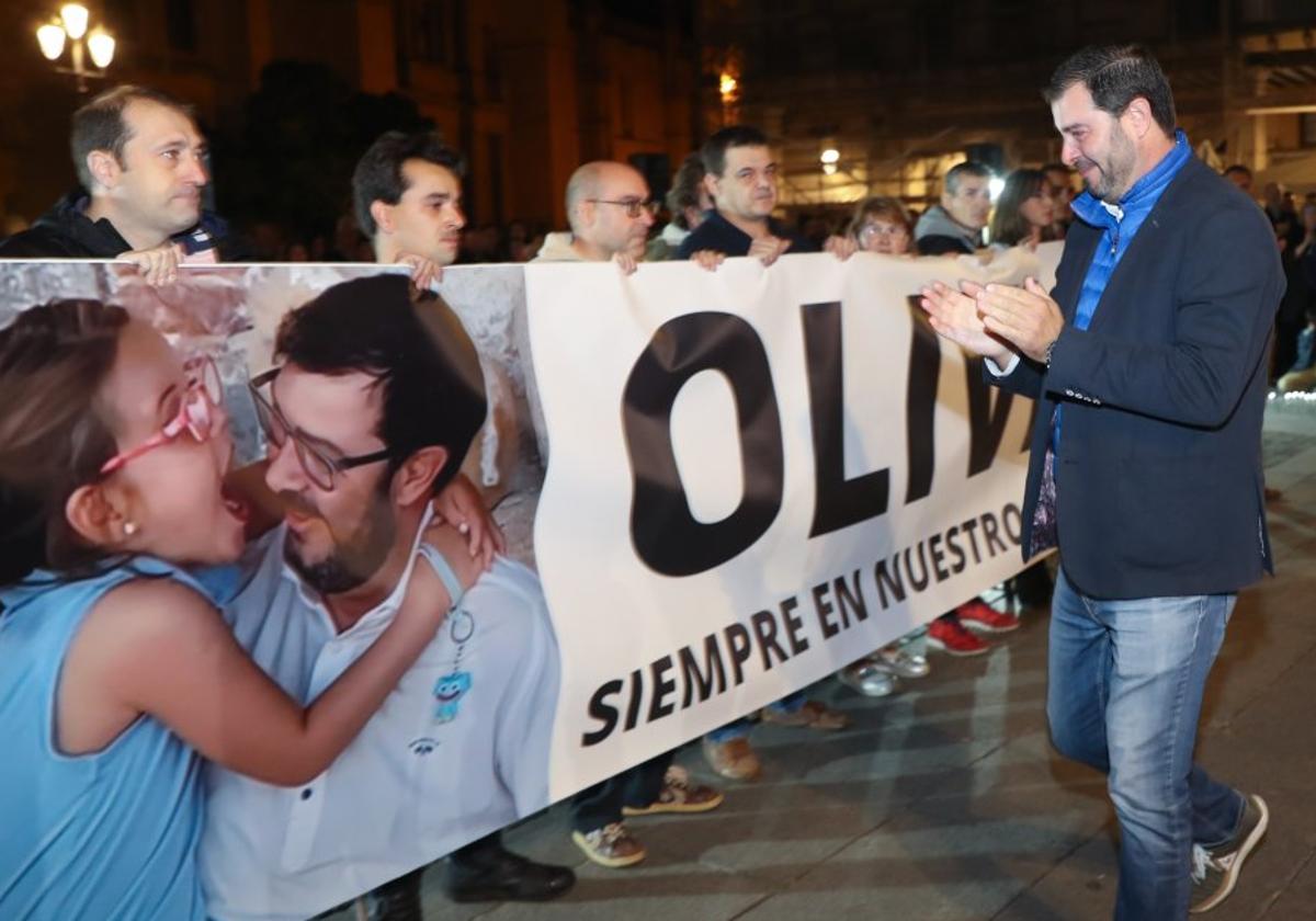 Eugenio García, el padre de Olivia, contempla una foto de su hija en una concentración en Segovia.