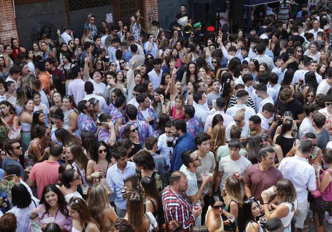 Los jóvenes continuaron con el vermú en la plaza del Seminario.