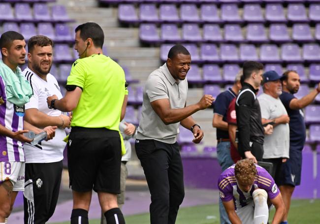 Baptista aprieta a sus jugadores en el partido del 'play-off' frente al Sanluqueño en Zorrilla.