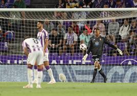 John, Gustavo y Monchu cabizbajos tras el gol del Alcorcón.