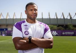 Julio Baptista posa sobre el césped del campo de los Anexos al estadio José Zorrilla.