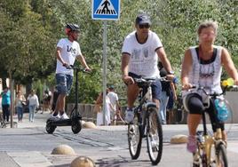 El patinete eléctrico y la bicicleta son medios de transporte cada vez más utilizados por los jóvenes en las ciudades.