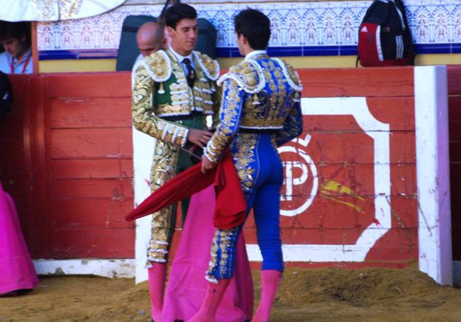 Juan Herrero brinda uno de sus novillos a Diego García.