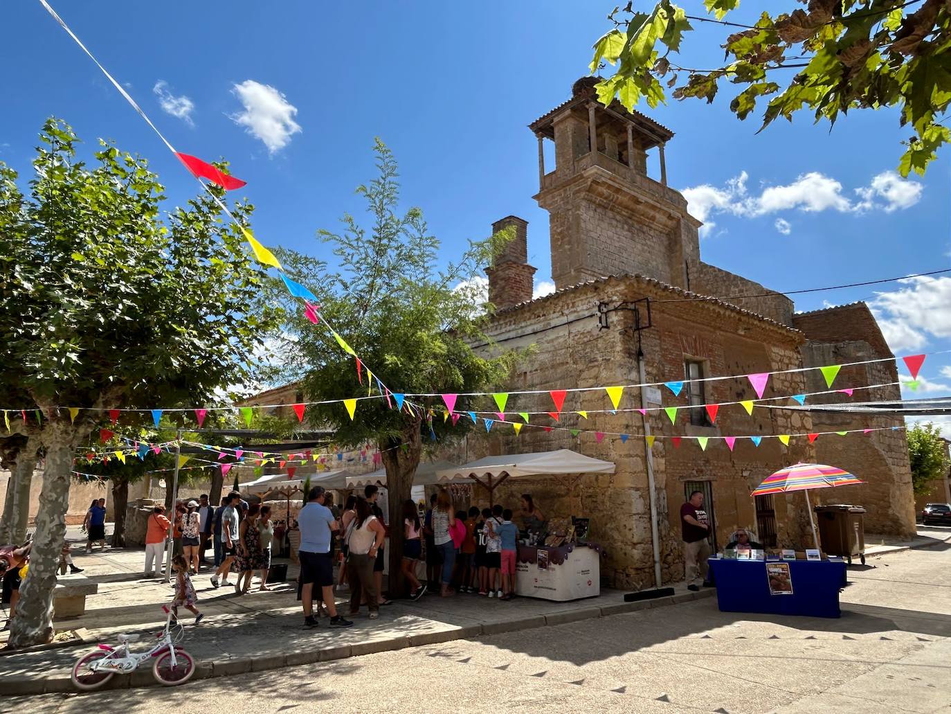 La X Feria de Artesanía de Villanueva de los Caballeros, en imágenes