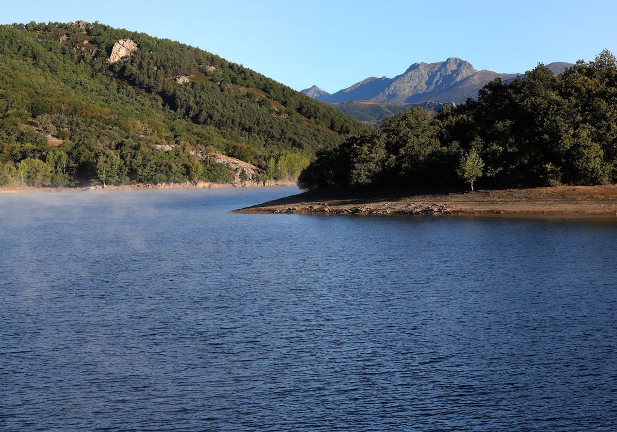 El embalse de Ruesga, con el Curavacas al fondo.