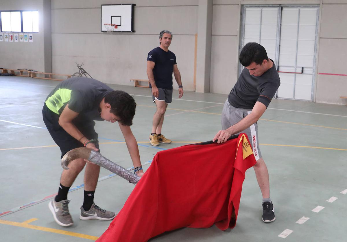 AJuan Cantora observa a alumnos de la Escuela Taurina de Palencia, en el entrenamiento en Venta de Baños.