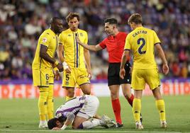 Fuertes Molina tranquiliza a los jugadores del Alcorcón y Monchu se duele en el suelo.