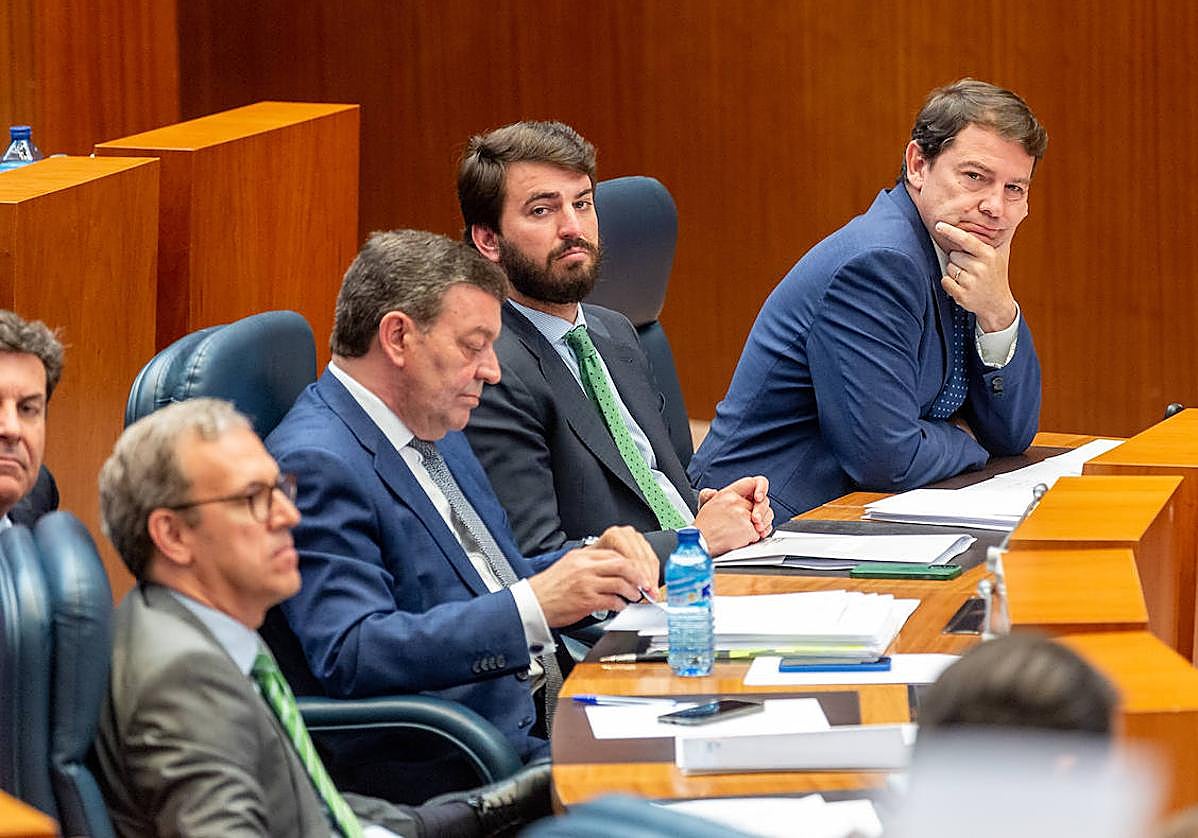 Alfonso Fernández Mañueco y Juan García-Gallardo siguen una intervención del el segundo pleno de mayo.
