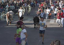 Carreras en las calles de Cuéllar durante el primer encierro de 2023.