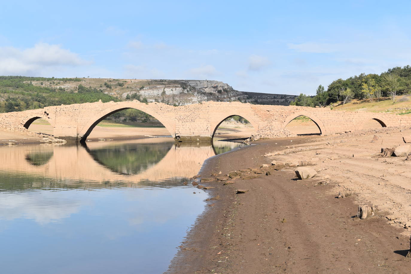 Emergen pueblos anegados por el pantano de Aguilar