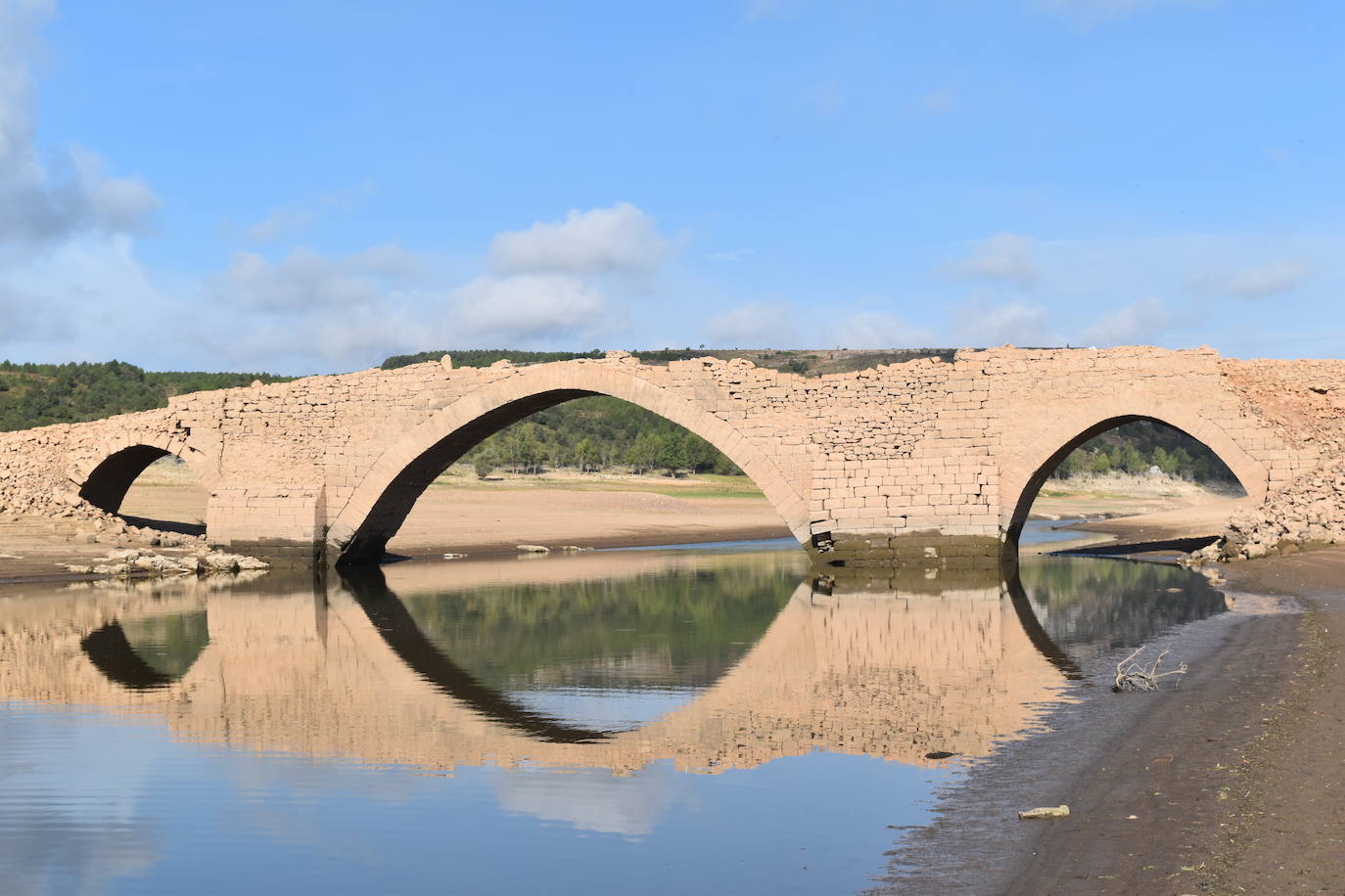 Emergen pueblos anegados por el pantano de Aguilar