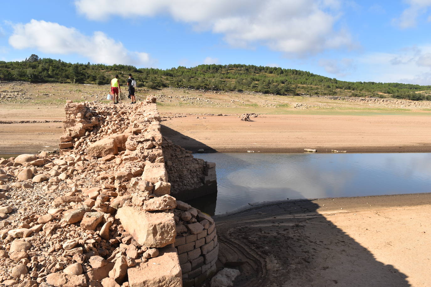 Emergen pueblos anegados por el pantano de Aguilar