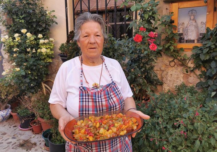 Begoña Vázquez con su pisto recién hecho, a la puerta de su casa en Urueña.