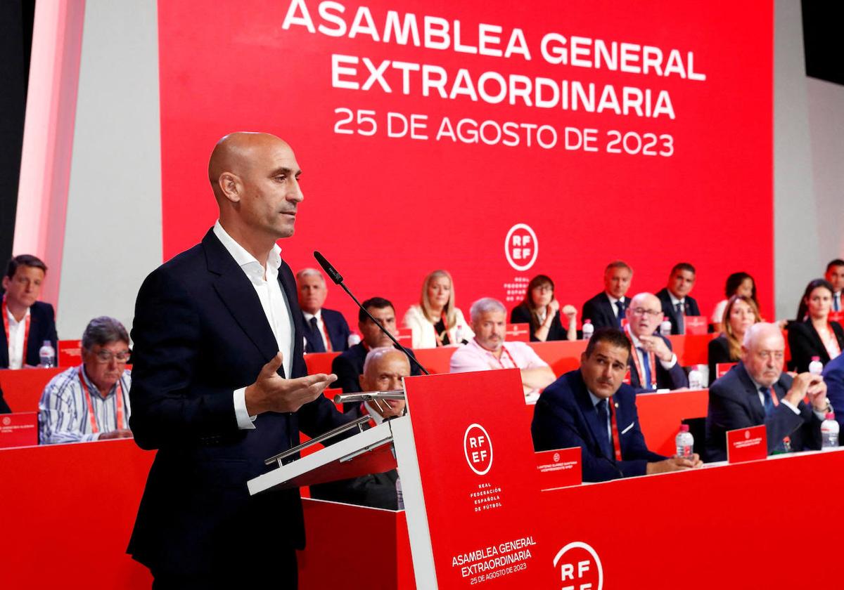 Luis Ribiales se dirige a los miembros de la asamblea.