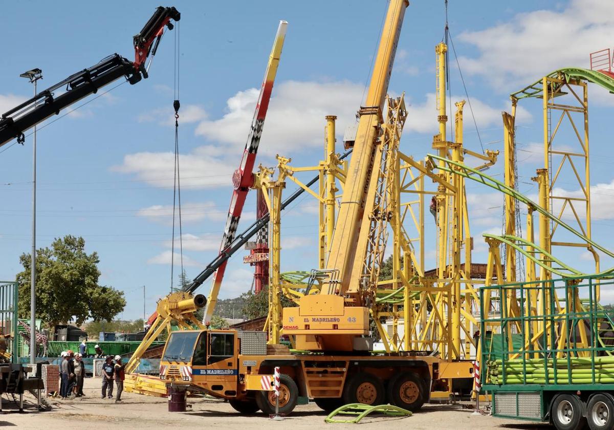 Instalación de carruseles en el Real de la Feria para las fiestas de la Virgen de San Lorenzo