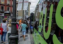 Varias personas cogen un autobús de Auvasa en Fuente Dorada.