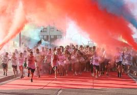 Los participantes comenzaron a correr con los polvos de color rojo.