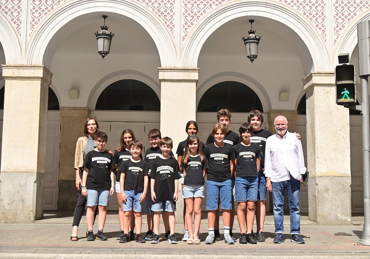 Natalia Millán junto a un grupo de niños y niñas que actúan en 'Los chicos del coro', y el director de la obra José Luis Iborra.