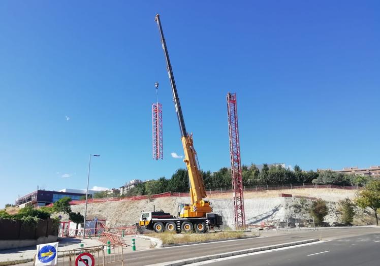 Imagen principal - Arriba, trabajos de montaje de la grúa en el terreno de Siervas de jesús con Ciudad de la Habana. Debajo, infografía del futuro residencial Laderas de Parquesol.