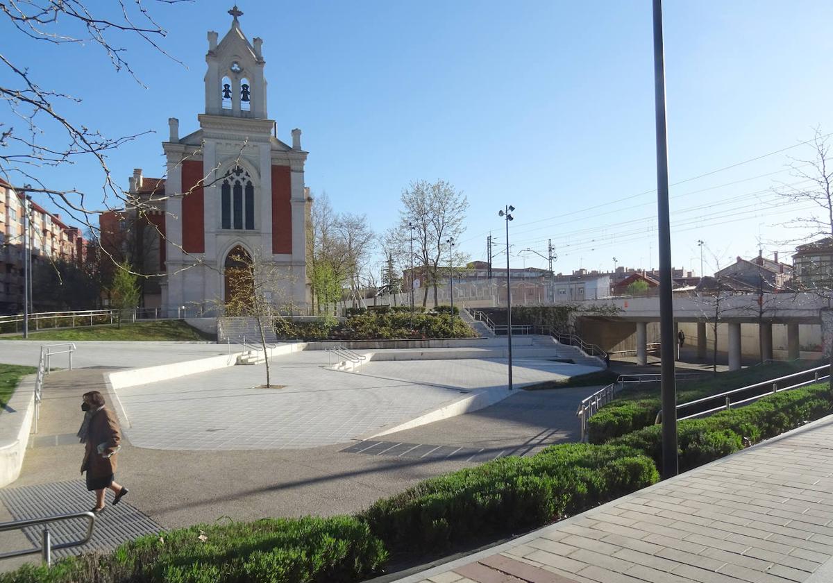 Paso peatonal bajo las vías de la plaza de Rafael Cano.