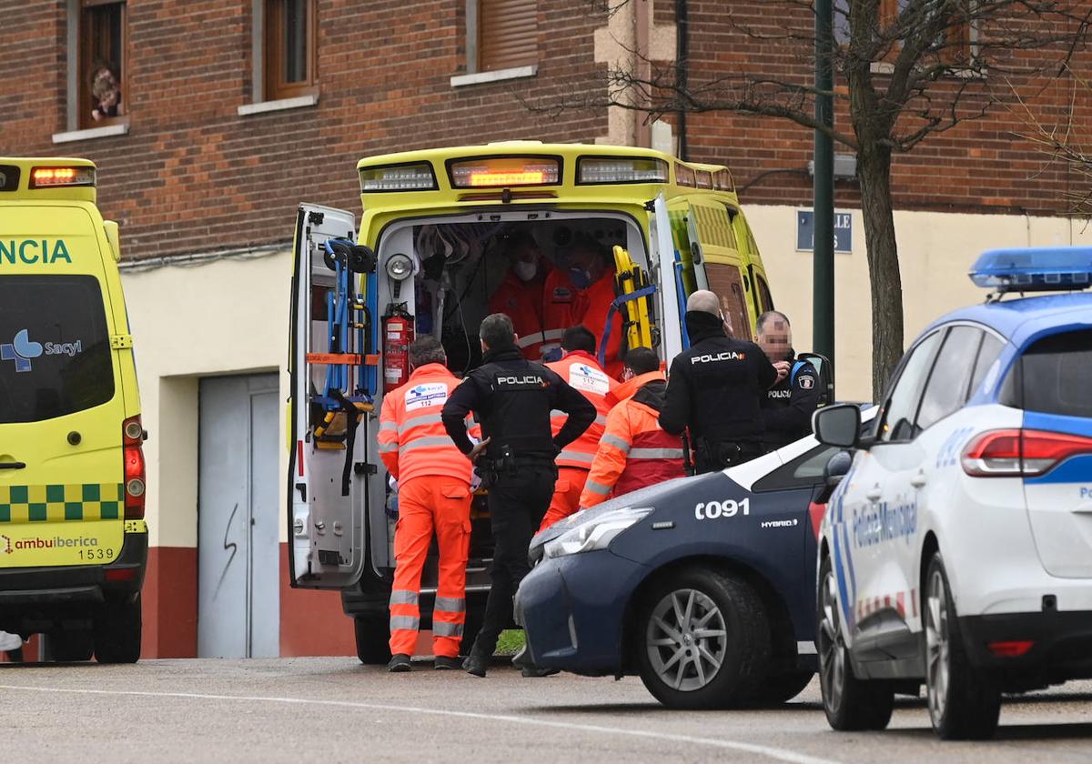 Los servicios sanitarios atienden a un policía agredido en el Barrio de las Flores, en enero pasado.