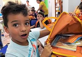 Vuelta al cole, niños con apoyo de la fundación «la Caixa».