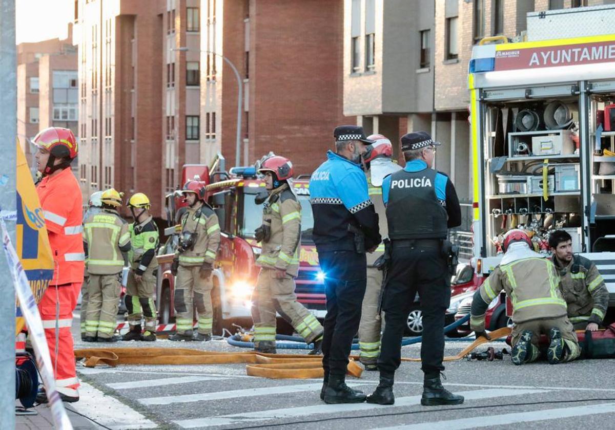 Bomberos y policías en el lugar en la explosión.